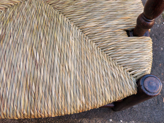 Paillage en laîche fait main, finesse et nuance du toron / Sedge straw bottom seat, hand made, fine and shaded strand.