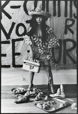 Yayoi Kusama posiert in Untitled (Dress) mit ihren Phallic Sculptures in ihrem New Yorker Atelier, 1971 Foto: Tom Haar © YAYOI KUSAMA