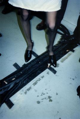 Backstage Photograph by Juergen Teller, Helmut Lang Collection Hommes Femmes Seance De Travail Defile # Hiver 97/98, Paris Photographer: Juergen Teller, Paris, 1997 Courtesy of hl-art