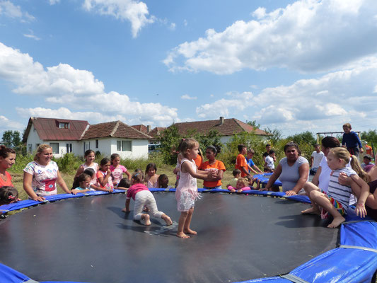Pedand le temps libre, les enfants pouvaient faire pleins d'activités comme du trampoline.