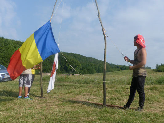Chaque matin, on hissait le drapeau des "Royal Rangers" et le drapeau roumain.
