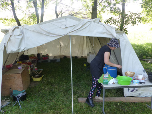 Pendant dans le camp, nous avons cuisiné au feu de bois et à la marmite.