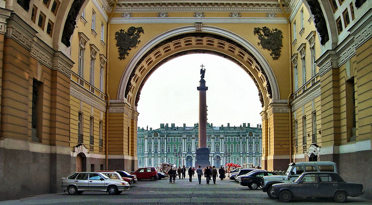 2018 | St. Petersburg | Palast-Platz | Zentraler Stadtplatz in Sankt Petersburg | Liegt auf der Verbindung zwischen dem Newski-Prospekt und der zur Wassili-Insel führenden Schlossbrücke*.