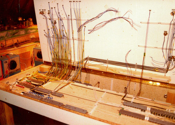 Au | 1983-1988 | Selbst gebautes Stellpult für die Bedienung sämtlicher Licht-, Magnet- & Funktionselemente.