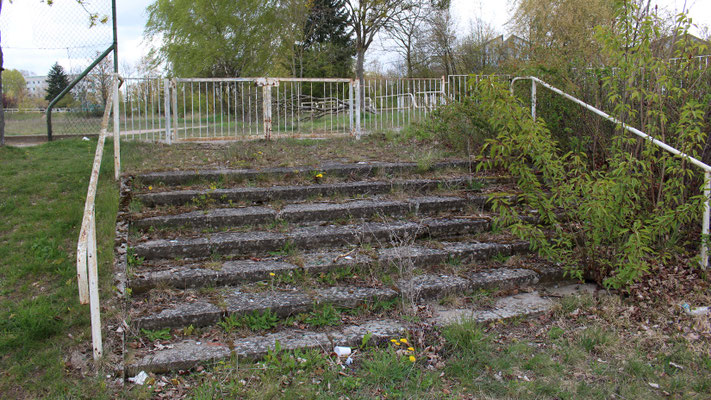 Relikte vergangener Zeiten am Sportplatz