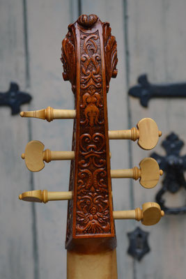 Rose head, varnished, rear view - violworks