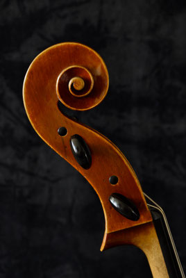 Cello scroll made from beech, side view - violworks