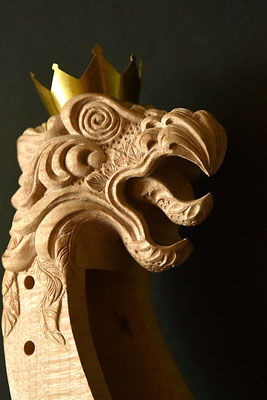 griffin with crown made from brass - violworks