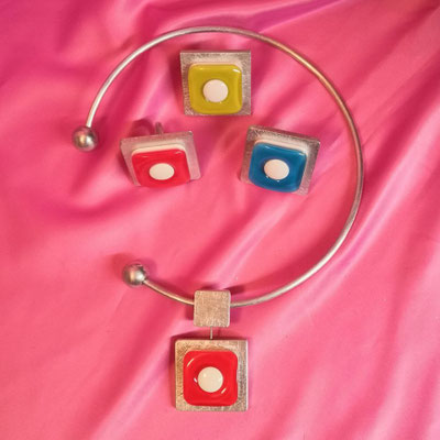Bild 17, Halsreifen  -  Halsreif 65 €, Ring 45 €  -  Aluminium mit Kunststoff eckig