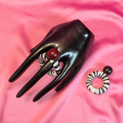 Bild 33, Ringe  -  Ring Kunststoff Zebralook, je 40 €  