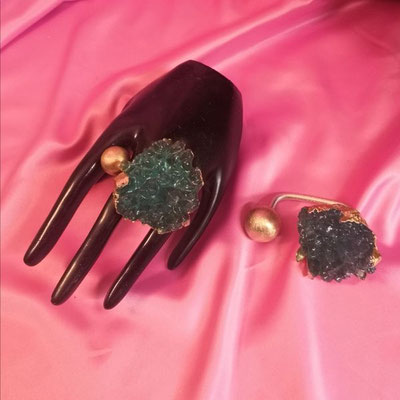 Bild 12, Ringe  -  Messing mit Kristallen aus Kunststoff, 45 und 55 €