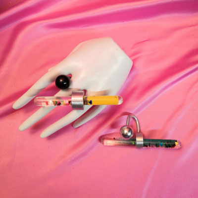 Bild 14, Ringe  -  Ring Glitzerstab, innen flüssig, je 45 €