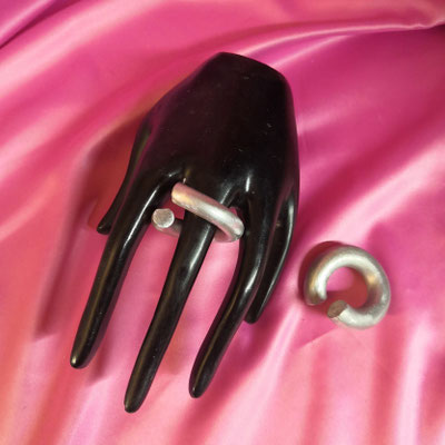 Bild 3, Ringe  -  Aluminium, gebogene Schönheiten, 45 €