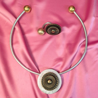 Bild 8, Halsreifen  -  Halsreif Aluminium mit Messingrosette 48 €, Ring 40 €
