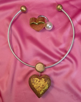 Bild 26, Halsreifen  -  Halsreif goldenes Herz 65 €, Ring 40 €  