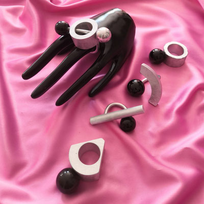 Bild 7, Ringe  -  diverse mit schwarzer Kugel, 45 € und 48 €