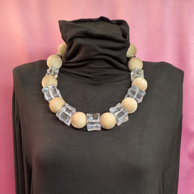 Bild 23, lange Ketten  -  Kette Rosa Plüsch mit Acryl, 85 €  