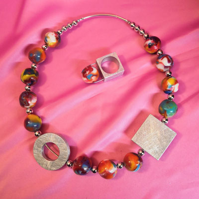 Bild 3, kurze Ketten - Kette 130 €, Ring 45 € - Epoxidharz bunte Kugeln mit Aluminium