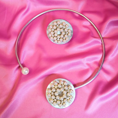 Bild 5, Halsreifen  -  Halsreif Perle, Alu, gold. 48 €, Ring 45 €