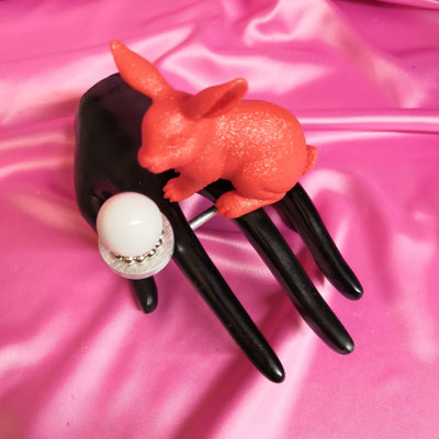 Bild 31, Tierringe  -  Ring Hase rot mit Ei, 2-Fingerring 55 €