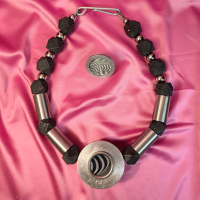 Bild 1, kurze Ketten - Kette Edelstahl, Holz und Hologramm 85 €, Ring 40 €