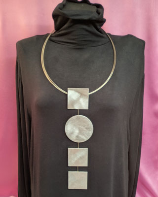 Bild 6, lange Ketten  -  Kette 110 €, lang, Quadrat mit Rund - Aluminium