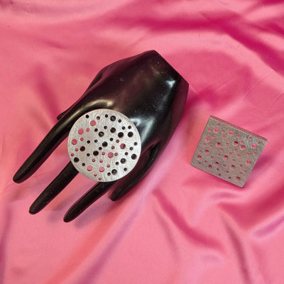 Bild 34, Ringe  -  Ring Loch an Loch, Aluminium, 45 €  