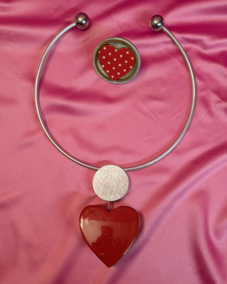 Bild 25, Halsreifen  -  Halsreif rotes Herz 65 €, Ring 40 €  