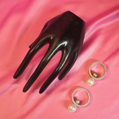 Bild 10, Ringe  -  Aluminium, Messing, Perle mit Kugel innen und aussen, 45 €