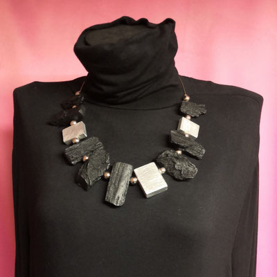 Bild 12, lange Ketten  -  Kette Epoxidharz schwarz mit Alu, 120 €