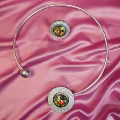 Bild 11, Halsreifen  -  Halsreif schillernde Kristalle 45 €, Ring 45 €