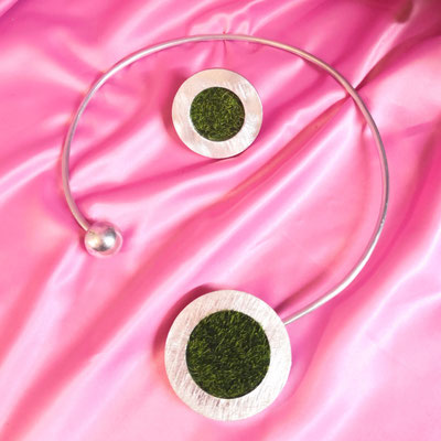 Bild 16, Halsreifen  -  Halsreif 48 €, Ring 45 €  -  Aluminium mit Gras