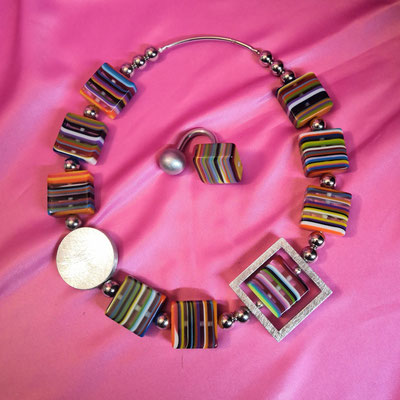 Bild 7, kurze Ketten - Kette 130 €, Ring 45 € - Epoxidharz bunt gestreift flach mit Aluminium