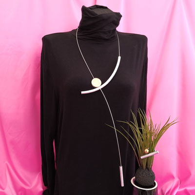 Bild 1, lange Ketten  -  Kette 75 €, Ring 40 €  -  Aluminium und Messing