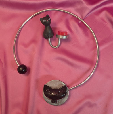 Bild 19, Halsreifen  -  Halsreif Katzenkopf 48 €, Ring 40 €  