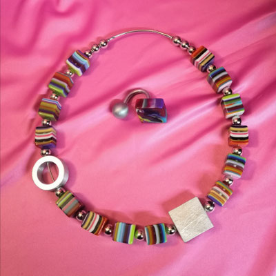 Bild 8, kurze Ketten - Kette 130 €, Ring 45 € - Epoxidharz bunt gestreift Würfel mit Aluminium