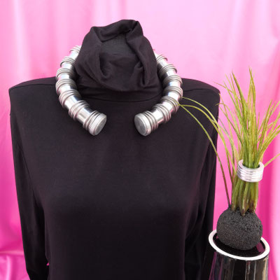Bild 8, lange Ketten  -  Kette 65 €, Ring 45 €  -  Aluminium