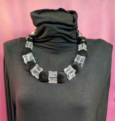 Bild 24, lange Ketten  -  Kette schwarz mit Acryl, 85 €  