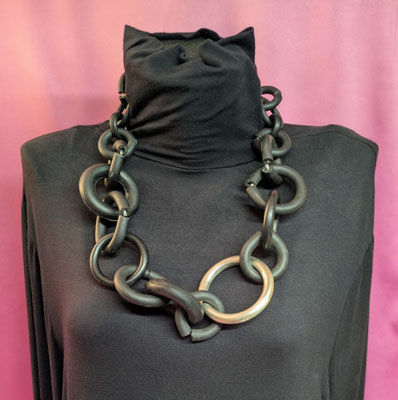 Bild 21, lange Ketten  -  Kette Schlauch mit Aluminiumring, 95 €  