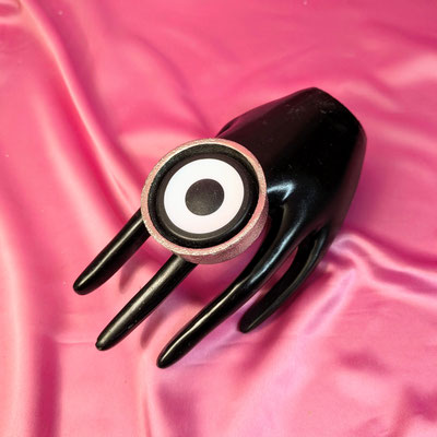 Bild 19, Ringe  -  Ring schwarz/weiß mit versilbertem Rand, 48 €