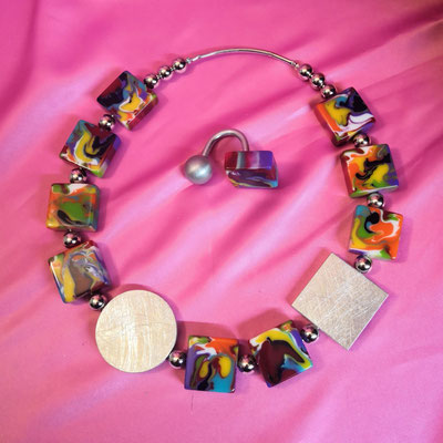 Bild 6, kurze Ketten - Kette 130 €, Ring 45 € - Epoxidharz bunt meliert mit Aluminium