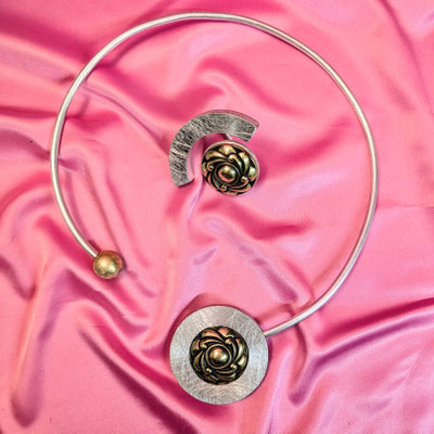 Bild 9, Halsreifen  -  Halsreif Aluminium mit Messingblume 48 €, Ring 45 €