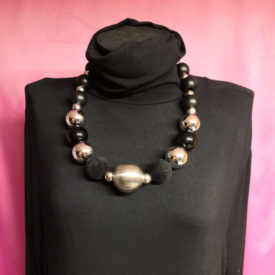 Bild 11, lange Ketten  -  Kette Silberkugeln und Schwarz, 85 €