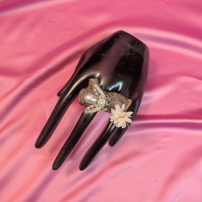 Bild 21, Ringe  -  Ring Ast mit Glitzer-Fliege, 45 €