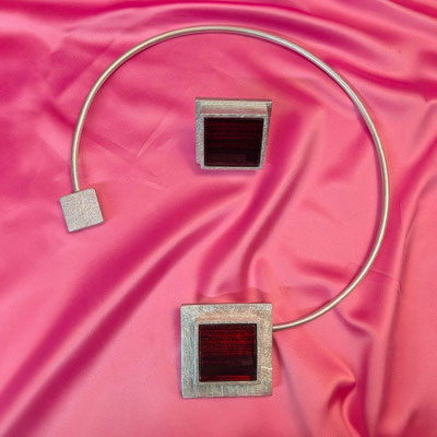 Bild 15, Halsreifen  -  Halsreif rotes Glas 58 €, Ring 45 €  