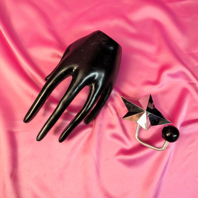 Bild 26, Ringe  -  2-Finger Ring spitze Ecken 55 €
