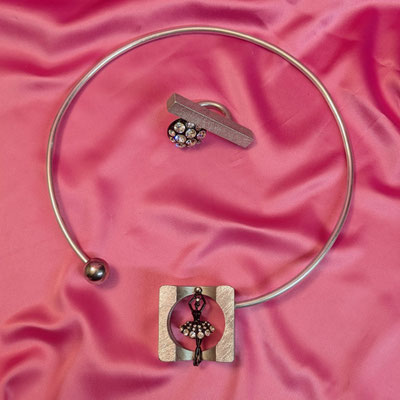 Bild 20, Halsreifen  -  Halsreif Ballerina 48 €, Ring 40 €  