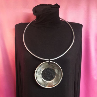 Bild 4, lange Ketten  -  Kette 85 €, Aluminium mit schwarzem Glitzer 
