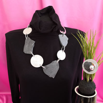 Bild 5, lange Ketten  -  Kette 95 €, Ring 45 €  -  Aluminium und Schiefer