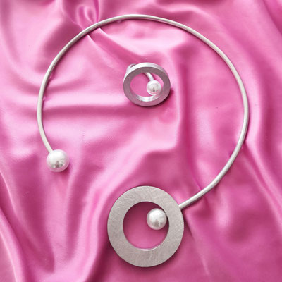 Bild 1, Halsreifen  -  Halsreif 48 €, Ring 45 €  -  Aluminium und Kunstperle